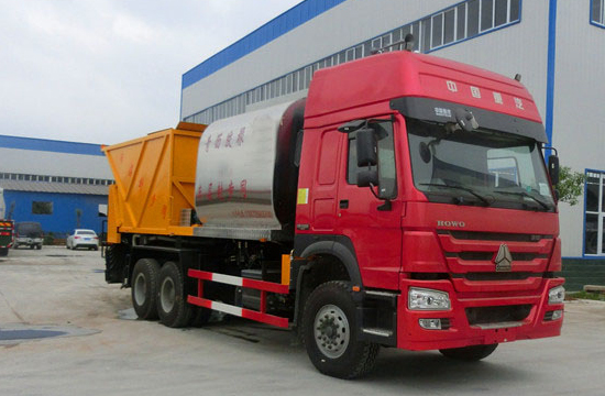 重汽后八轮同步碎石封层车